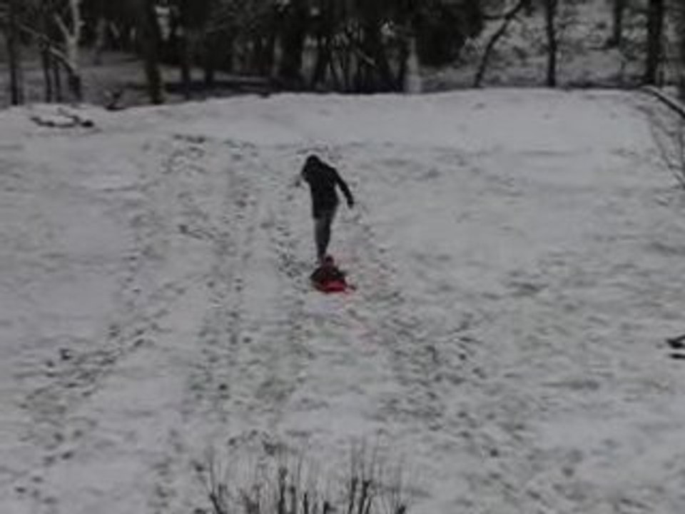 Lucas fait de la luge