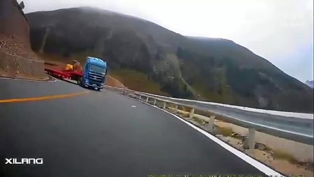 Un conducteur chanceux face à un camion qui rate son virage