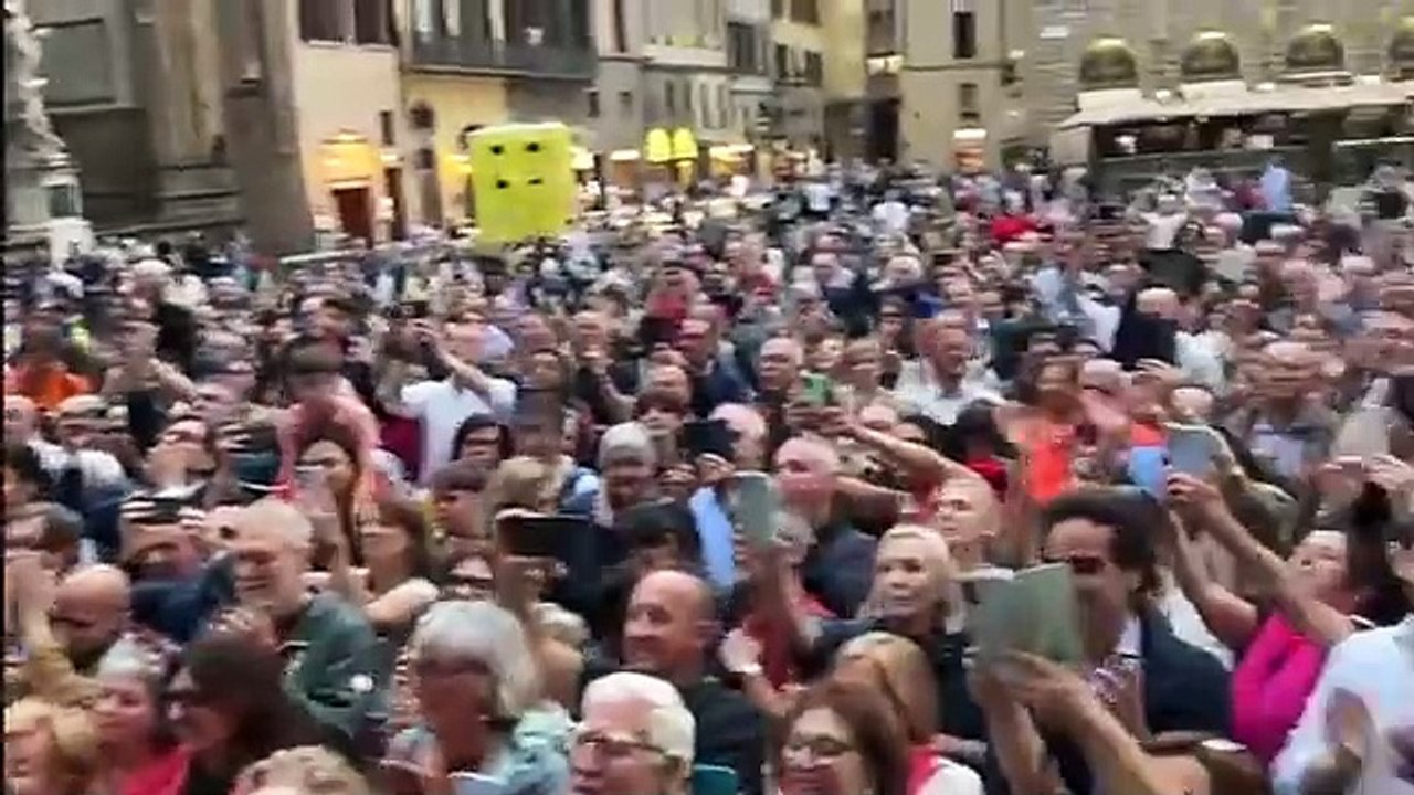 Sara Funaro sindaco di Firenze, festa in piazza della Signoria: la commozione, la folla, gli applausi