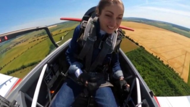 Piloto holandesa Narine Melkumjan faz pouso de emergência após capota do avião abrir em voo