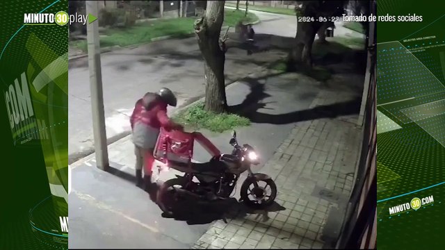 Ladrones iban a asaltar a repartidor, pero este les sacó un machete y los hizo correr