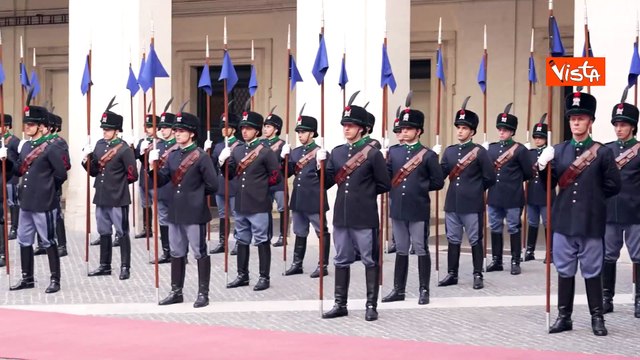 Orban saluta la premier Meloni con il baciamano al suo arrivo a Palazzo Chigi
