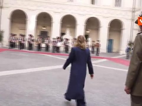 Orban saluta la premier Meloni con il baciamano al suo arrivo a Palazzo Chigi