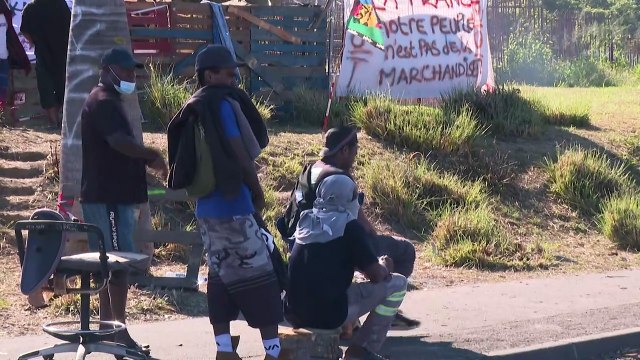 Edificios incendiados en disturbios en el territorio francés de Nueva Caledonia