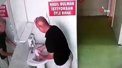 Cami tuvaletindeki sabunluğu çaldı, o anlar kamerada