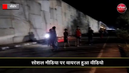 महिला और उसकी बेटी की दबंगई