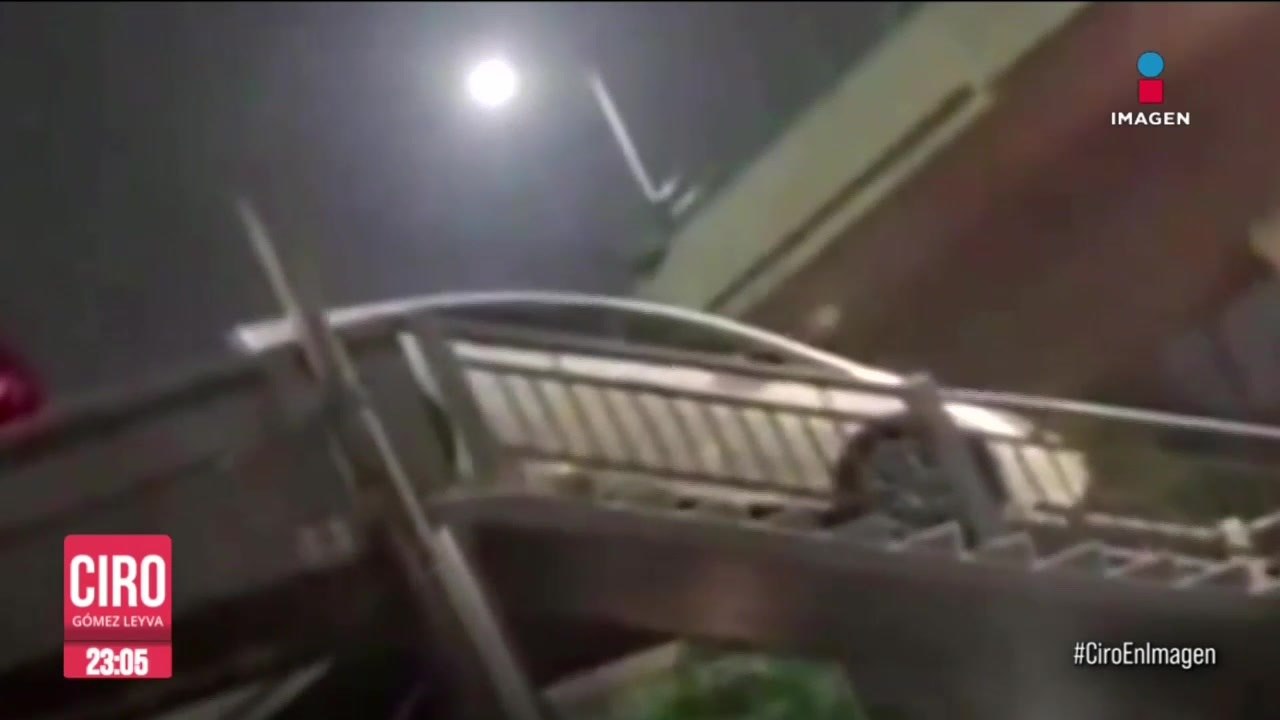 Automovilista intentó cruzar puente peatonal y se quedó atorado en Edomex