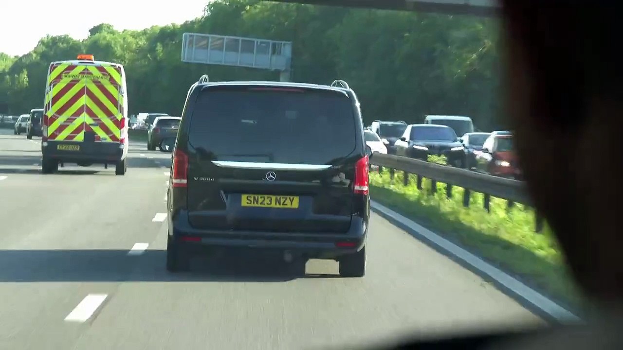 Assange liberato dopo accordo con gli Usa, le immagini della partenza verso l'Australia