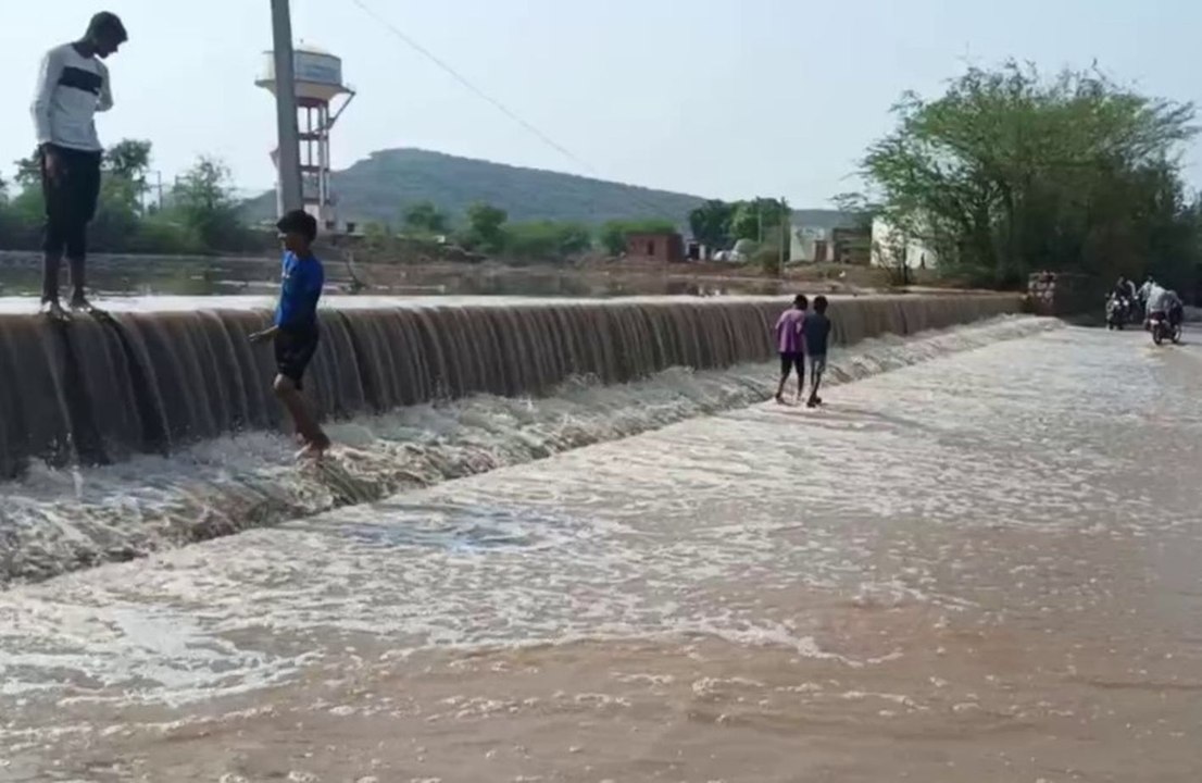 Video : बरसात से एनिकट पर चली चादर, स्टेट हाईवे...