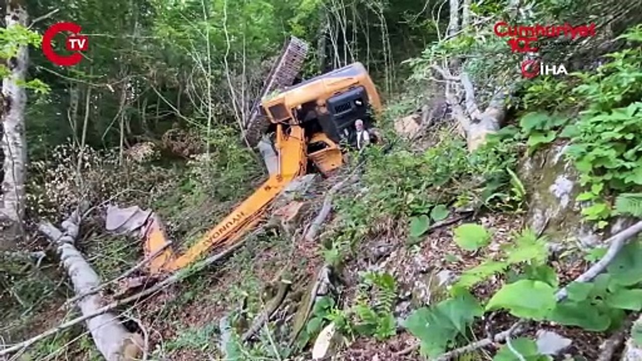 İş makinesi dik yamaçtan 50 metre uçtu Operatör altında kaldı