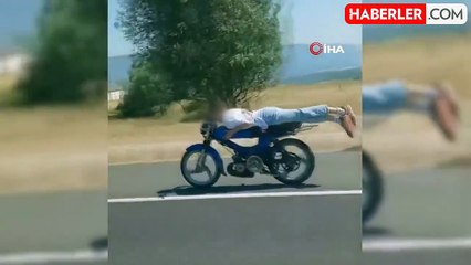 Motosikletinin üzerine yüzüstü yattı, faciaya davetiye çıkardı