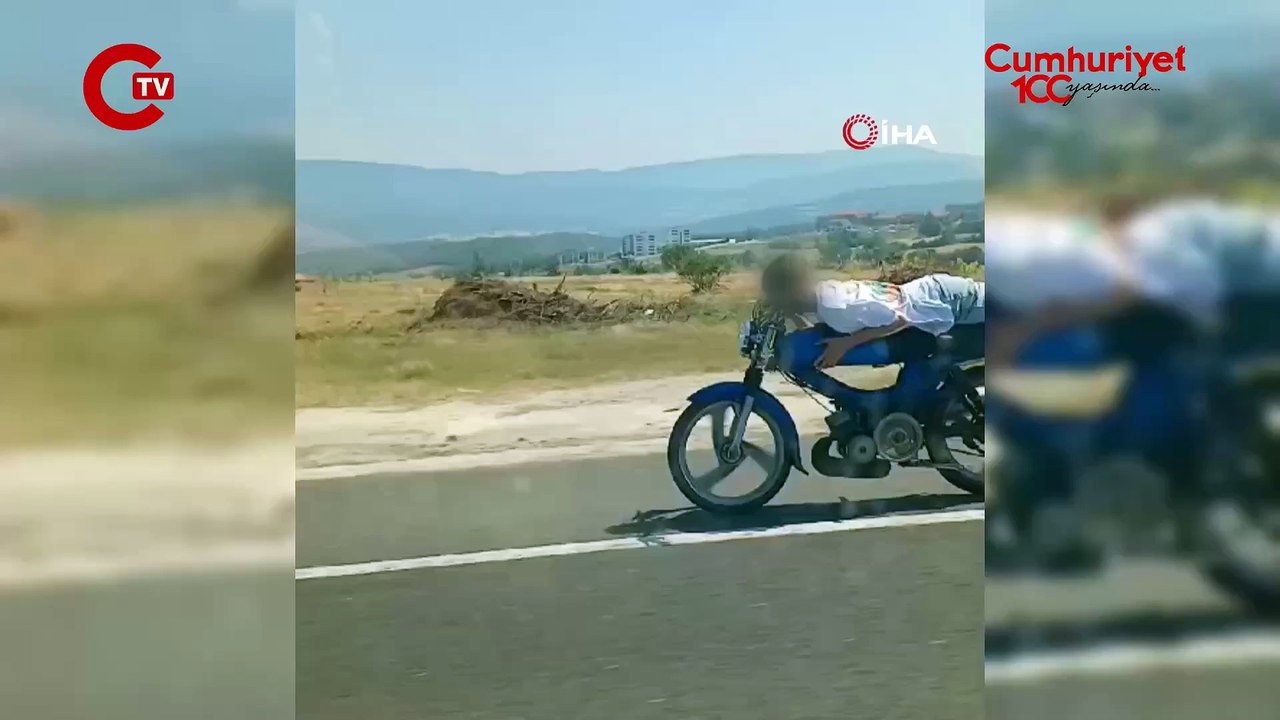 Trafikte Tehlikeli Anlar: Motosikleti üzerine Yatarak Kullandı ...