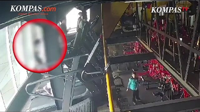 Scivola dal tapis roulant in palestra e precipita dalla finestra