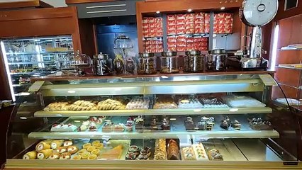 Δείτε την επίσκεψη του Τάσου Δούση με τις ΕΙΚΟΝΕΣ στο ζαχαροπλαστείο Μονιώδη