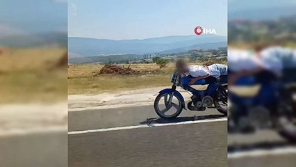 Motosikleti yüzüstü kullanan sürücü tehlikeye davetiye çıkardı