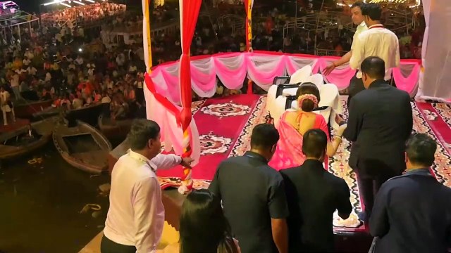 माँ गंगा आरती में मंत्रमुग्ध हुई रिलायंस फाउंडेशन की संस्थापक श्रीमती नीता मुकेश अंबानी, जयकारों के साथ सनातन धर्म का उत्साह बढ़ाया #KasiViswanathan #Varanasi #RelianceFoundation #AnantRadhikaWedding #KashiVishwanathTemple #HarHarMahadev #NitaAmbani