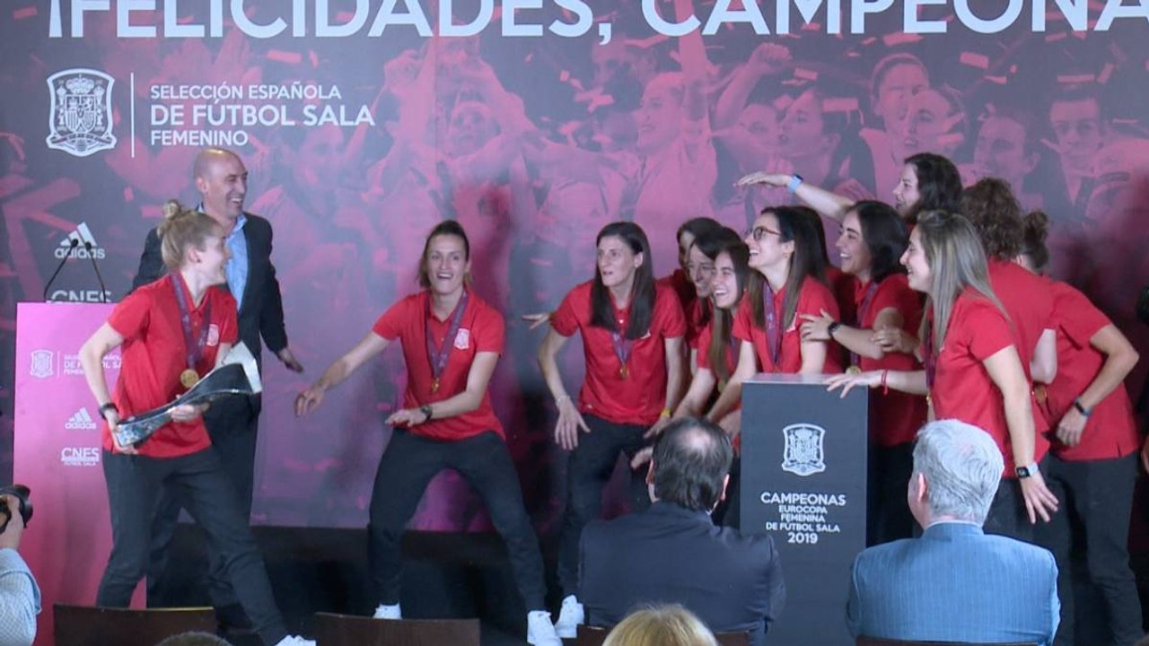 La Selección femenina de fútbol sala con el trofeo
