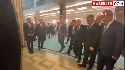 Grup toplantısına 15 dakika geç başlayan Bahçeli'nin yürümekte zorlandığı görüldü