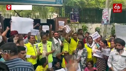 AAP के कार्यालय के बाहर पूर्व सिविल डिफेंस कर्मचारियों ने किया प्रदर्शन, नौकरी वापस करने की मांग