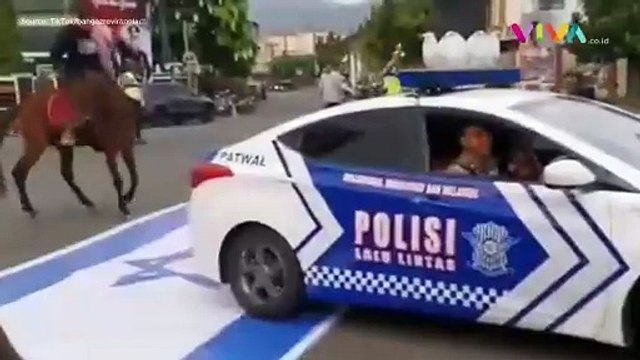 Video Mobil Patwal Polisi Lindas Bendera Israel