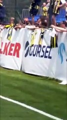 Fenerbahçeliler taraftara imza dağıttı