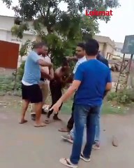 पैसे दिले नाही म्हणून डोक्यात घातला दगड... व्हिडीओ व्हायरल...