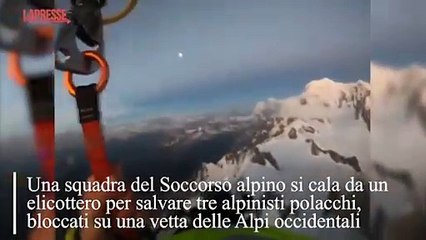 Скачать видео: Alpinisti polacchi bloccati a 4mila metri sul Monte Bianco: il video del vertiginoso salvataggio in elicottero