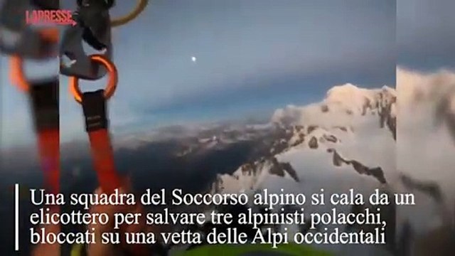 Alpinisti polacchi bloccati a 4mila metri sul Monte Bianco: il video del vertiginoso salvataggio in elicottero