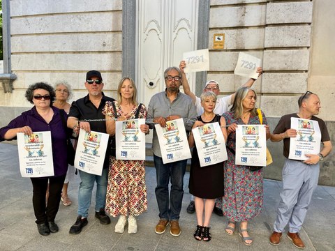Familiares de víctimas de las residencias durante la covid protestan encadenados frente a la Fiscalía de Madrid