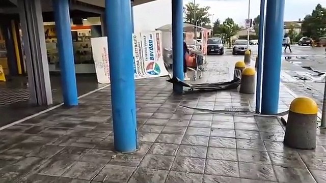 Rovigo, la tromba d’aria nel parcheggio dell’Aliper: auto danneggiate, tavoli, cartelli e segnali divelti