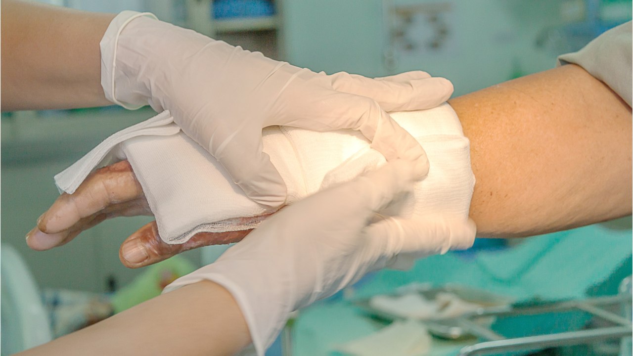 Woman nearly dies after catching flesh-eating b...