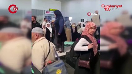 Adana'da hacdan dönen vatandaşlar izdiham sonrası valizlerine bandın üzerine çıkarak ulaşmaya çalıştı