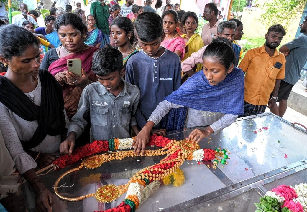 VIDEO: जहरीली शराब से अपने माता-पिता को खोने वाले तीन बच्चों ने किया उनका अंतिम संस्कार