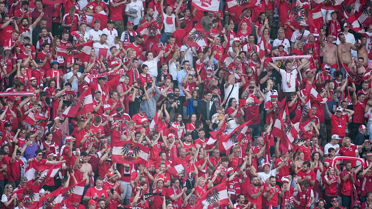 Große Party in Berlin: Österreich-Fans mit Hüpf-Choreo