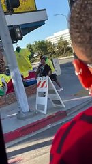 NEYMAR EMOCIONA A UN GRUPO DE VENDEDORES AMBULANTES