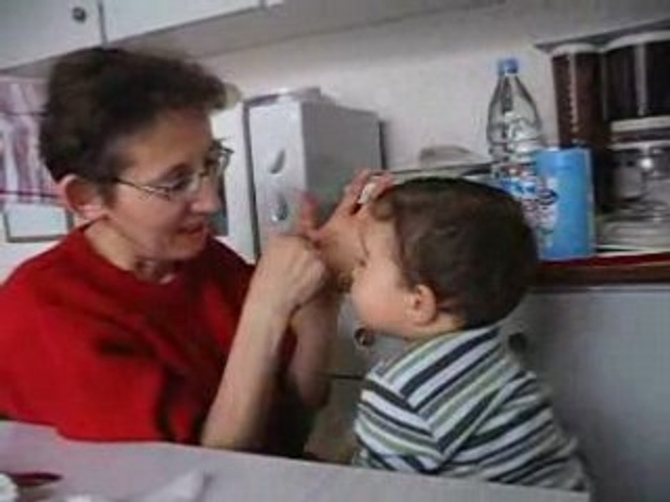 Lucas les marionnettes avec mamie