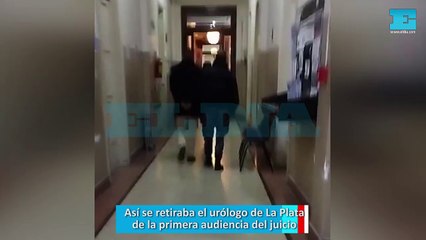 Así se retiraba el urólogo de La Plata de la primera audiencia del juicio