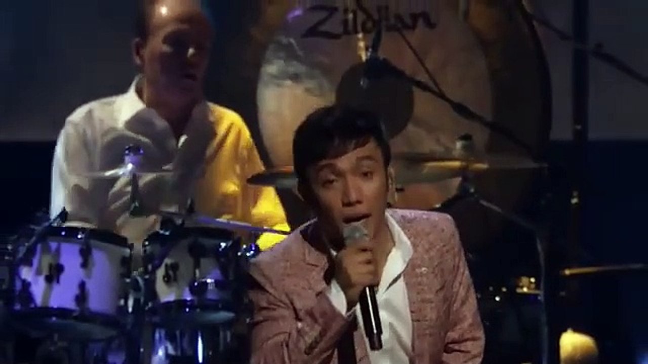 Lights-Dont Stop Believin' (Live Medley) Journey Feat. Arnel Pineda