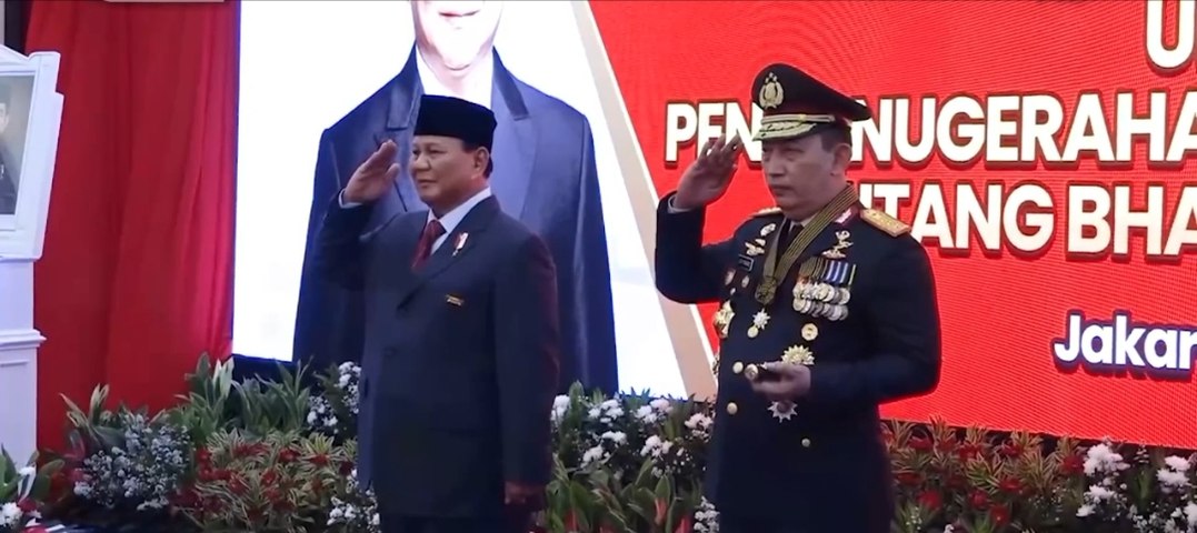 Momen Prabowo Subianto Terima Penganugerahan Tanda Kehormatan Bintang Bhayangkara Utama