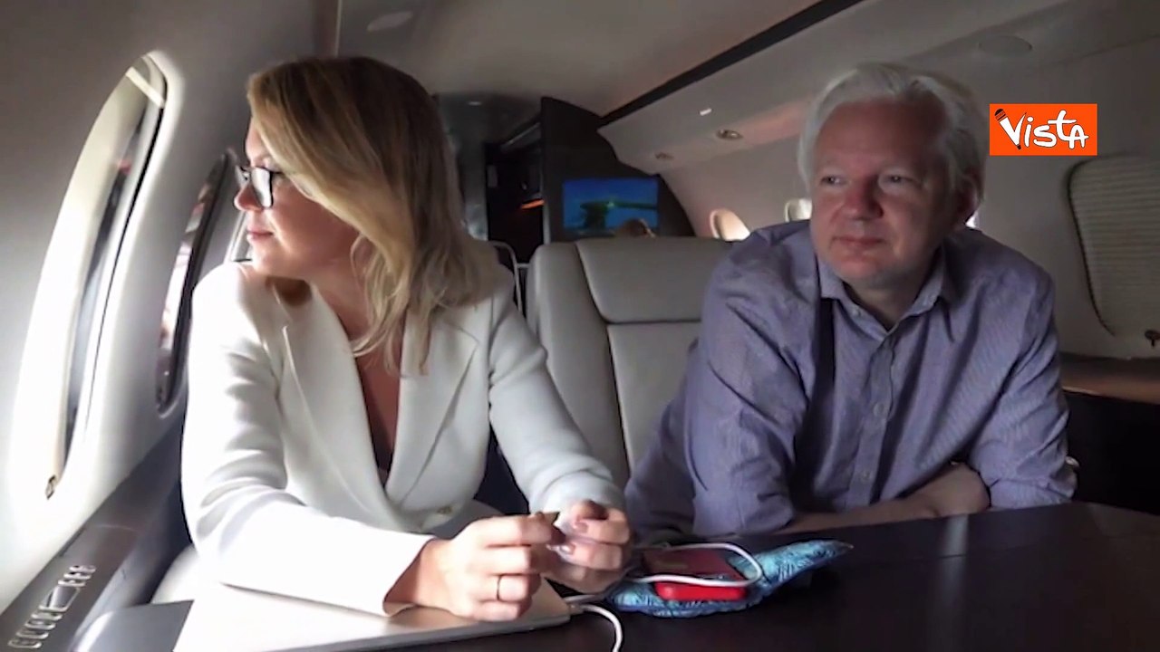 Assange atterra a Bangkok, lo scalo prima di raggiungere le Isole Marianne