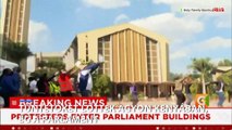 Tüntetőket lőtt agyon a kenyai rendőrség, felgyújtották a nairobi parlamentet