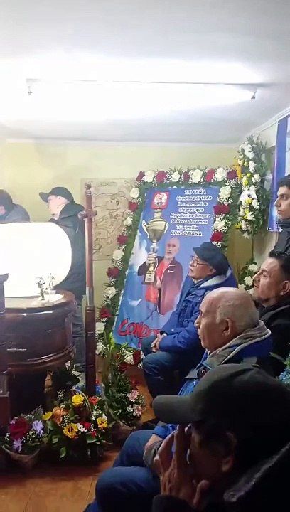 Video: Fanáticos del fútbol veían el partido Chile - Perú en pleno velorio