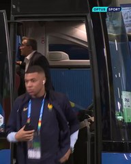 Скачать видео: L'arrivée de Mbappé et des bleus pour leur match face à la Pologne