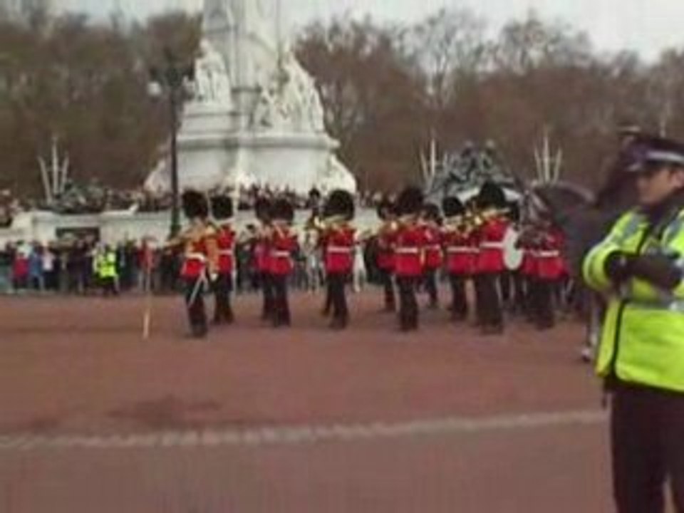 Relève de la garde à Buckigam Palace - Londres