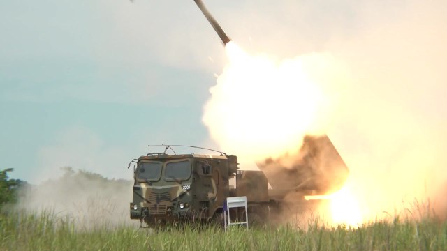 軍, 6·25 발발 74주년 맞춰 다연장로켓 '천무' 실사격 훈련 / YTN