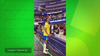 Danilo, da Seleção Brasileira, discute com torcedor após empate na Copa América