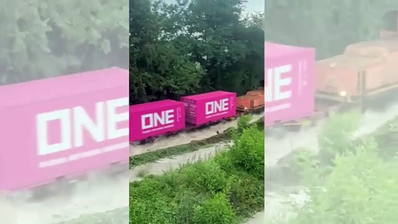 Maltempo in Emilia-Romagna, il treno merci passa sui binari allagati dal Secchia