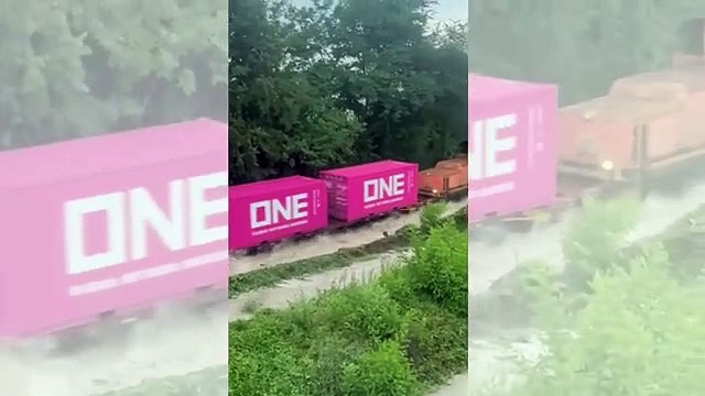 Maltempo in Emilia-Romagna, il treno merci passa sui binari allagati dal Secchia