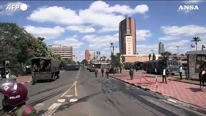 下载视频: Kenya, scontri tra manifestanti e polizia vicino al Parlamento a Nairobi