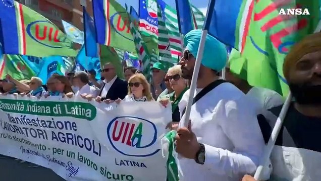 Latina, i braccianti indiani in strada contro caporalato e sfruttamento